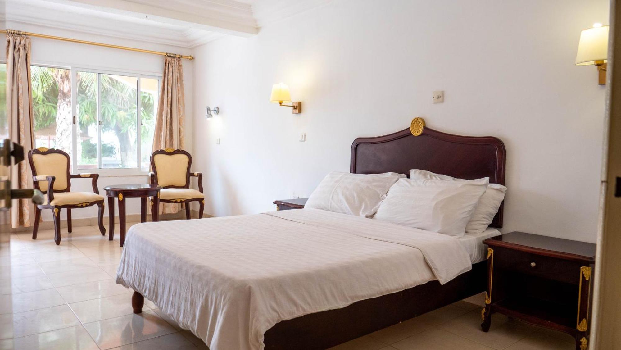 Cape Point Hotel Bakau Zewnętrze zdjęcie
