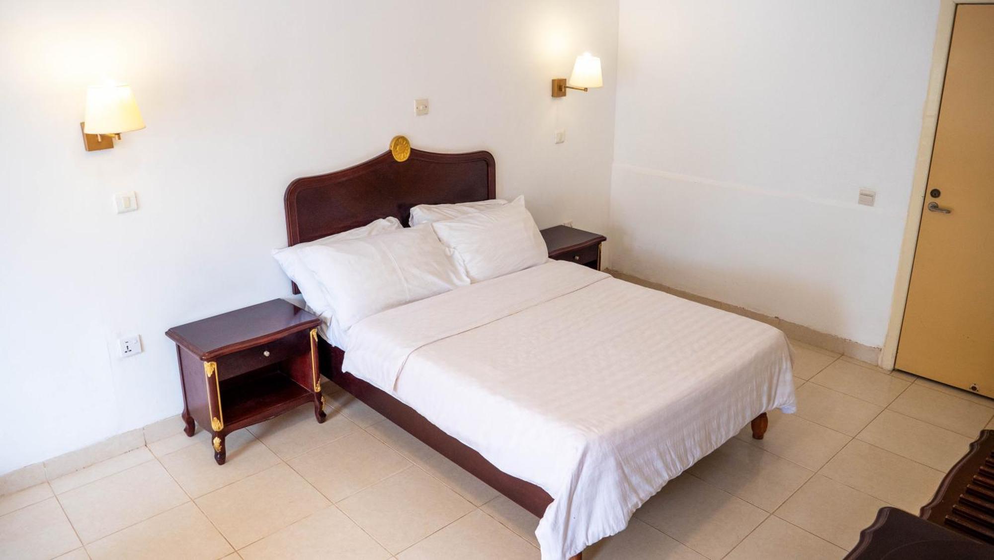 Cape Point Hotel Bakau Zewnętrze zdjęcie