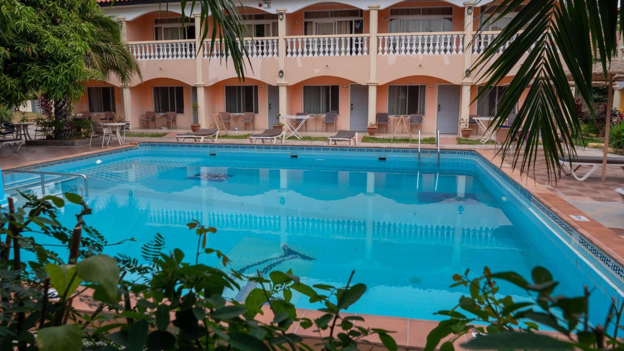 Cape Point Hotel Bakau Zewnętrze zdjęcie