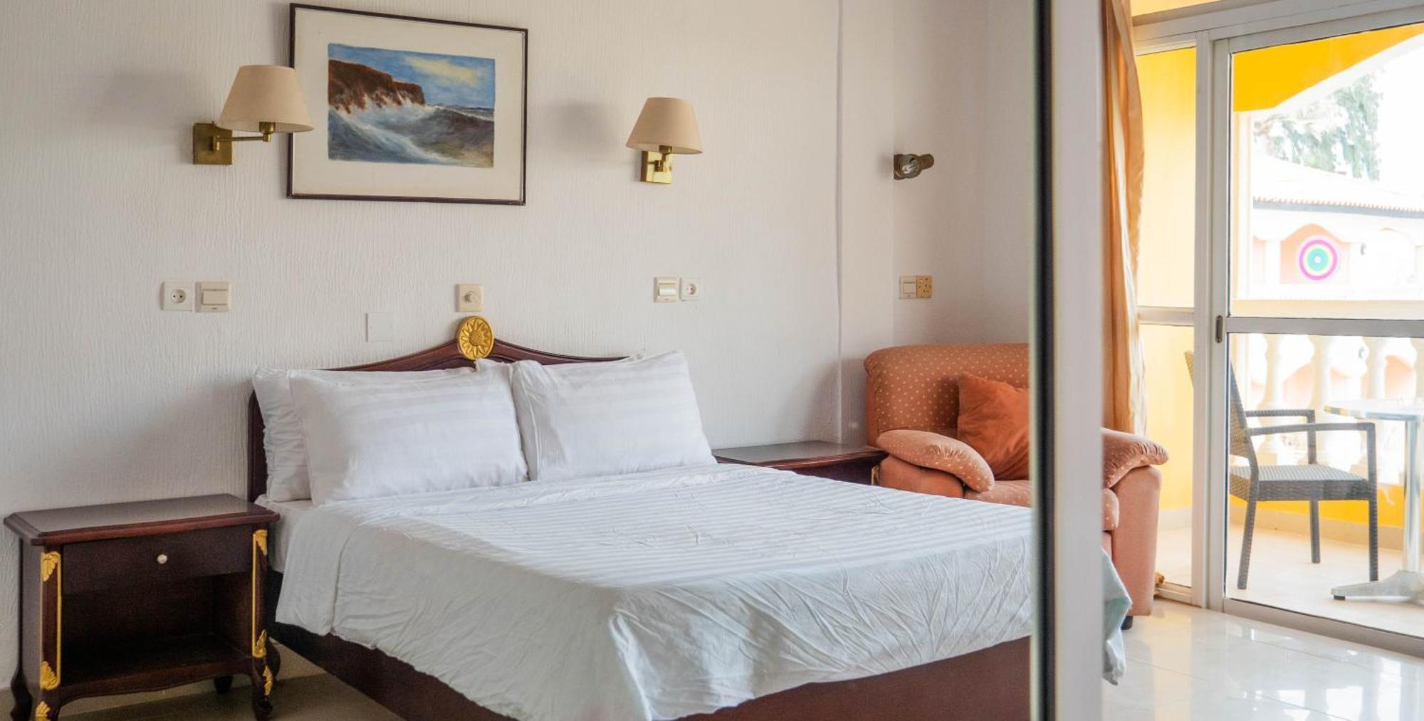 Cape Point Hotel Bakau Zewnętrze zdjęcie